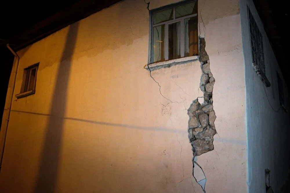Balıkesir Depremi: Kırsal Kesimde Evlerde Derin Çatlaklar Oluştu, Minare Yıkıldı
