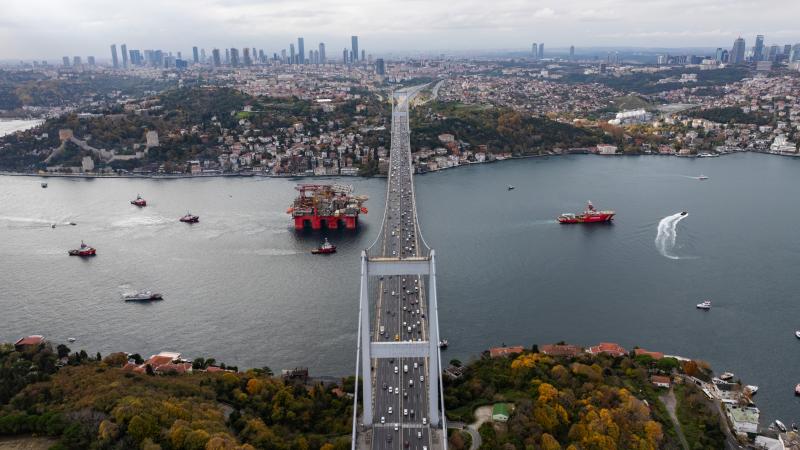 İstanbul Boğazı'nda Gemi Trafiği Osman Gazi Gemisi Geçişi Nedeniyle Durduruldu
