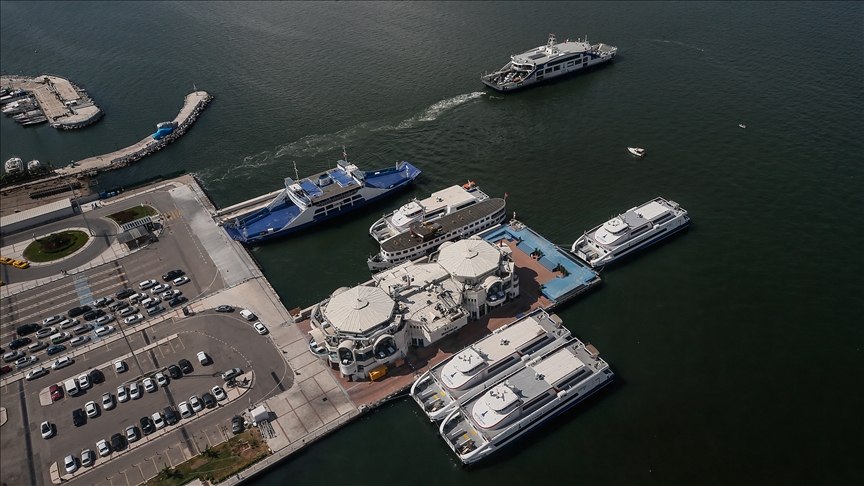 İzmir'de Şiddetli Rüzgar Vapur Seferlerini Durdurdu